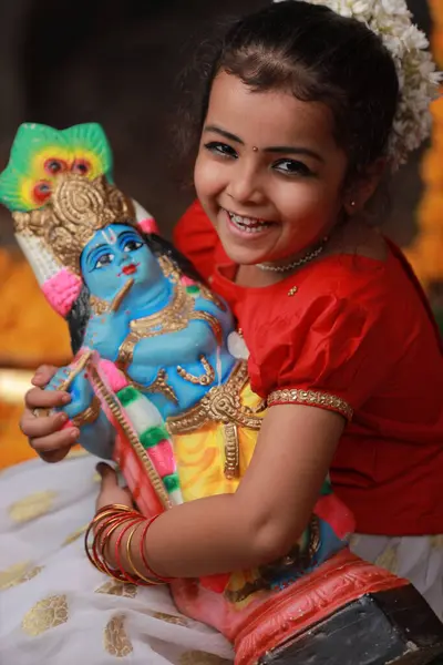 Söt Liten Flicka Barn Bär Kerala Klänning Gyllene Färg Lång — Stockfoto