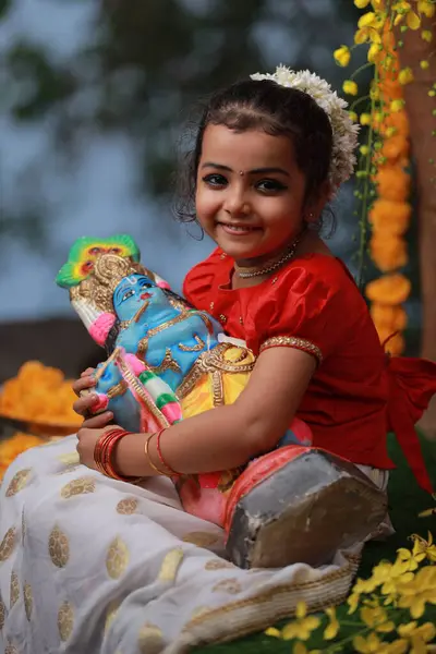 Uma Menina Pequena Bonito Criança Vestindo Kerala Vestido Cor Dourada — Fotografia de Stock