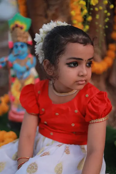 Söt Liten Flicka Barn Bär Kerala Klänning Gyllene Färg Lång — Stockfoto