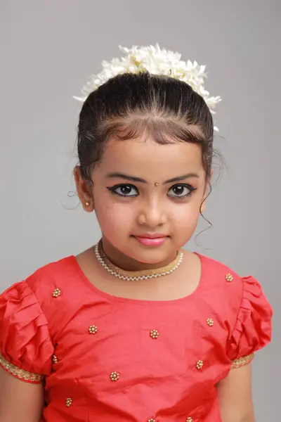 Uma Menina Pequena Bonito Criança Vestindo Kerala Vestido Cor Dourada — Fotografia de Stock