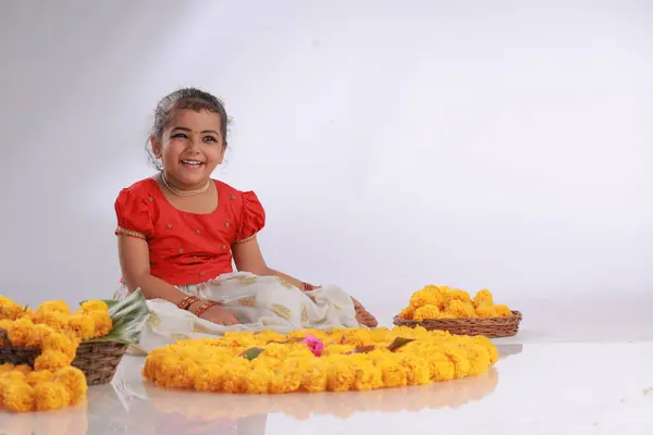 Милая Маленькая Девочка Носит Платье Керала Золотистый Цвет Длинная Юбка — стоковое фото