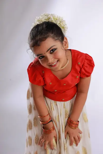 Roztomilé Holčička Dítě Sobě Kerala Šaty Zlatá Barva Dlouhé Sukně — Stock fotografie