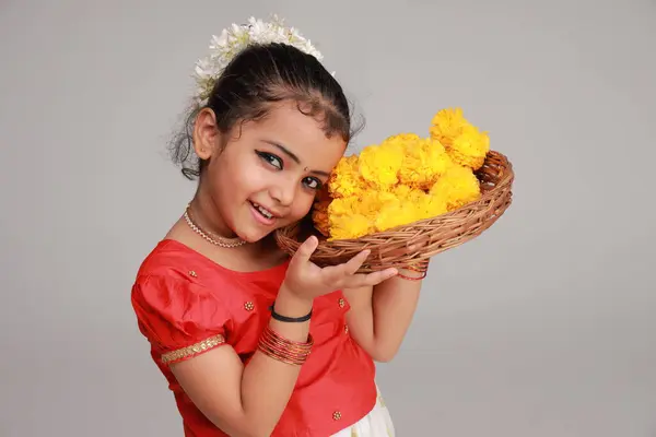 Een Schattig Klein Meisje Kind Dragen Kerala Jurk Gouden Kleur — Stockfoto