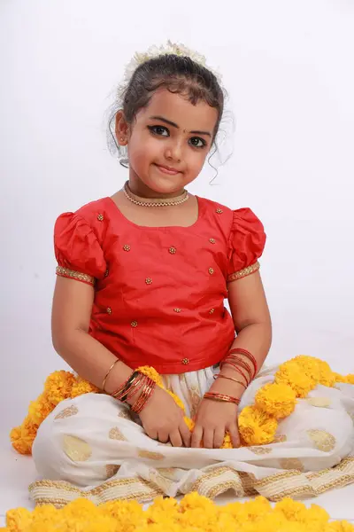 Una Linda Niña Pequeña Con Vestido Kerala Color Dorado Falda — Foto de Stock