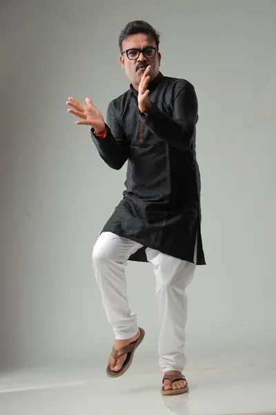 Чоловік Індійським Традиційним Костюмом Простим Тлом Ізольований Одягнений Чорну Курту Ліцензійні Стокові Зображення
