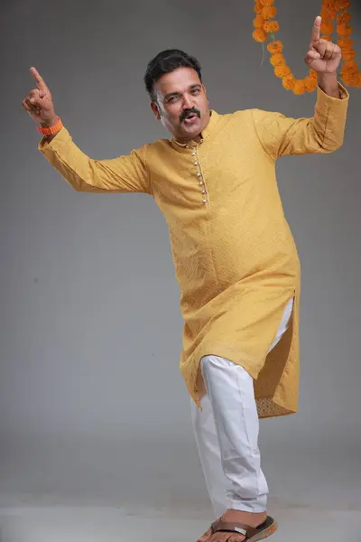 Чоловік Індійським Традиційним Костюмом Простим Тлом Ізольований Жовтій Курті Білій Ліцензійні Стокові Фото