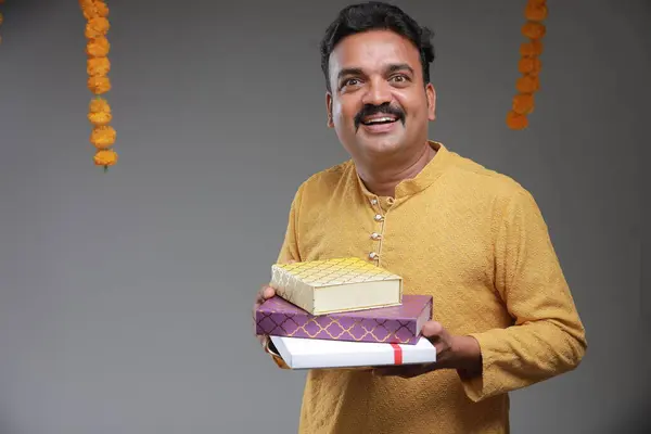 Homme Avec Costume Traditionnel Indien Avec Fond Uni Isolé Portant Photo De Stock