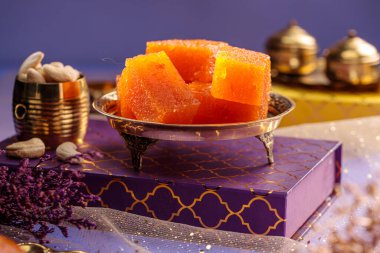 Hint-Kerala tatlı tabak Halva ya da Halva, şenlik arka planında düzenlenmiştir..
