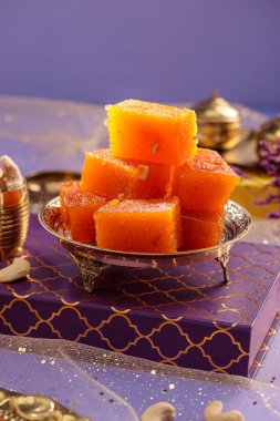 Hint-Kerala tatlı tabak Halva ya da Halva, şenlik arka planında düzenlenmiştir..