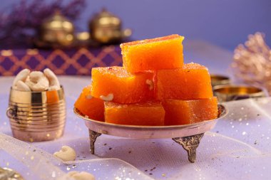 Hint-Kerala tatlı tabak Halva ya da Halva, şenlik arka planında düzenlenmiştir..