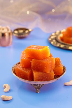 Hint-Kerala tatlı tabak Halva ya da Halva, şenlik arka planında düzenlenmiştir..