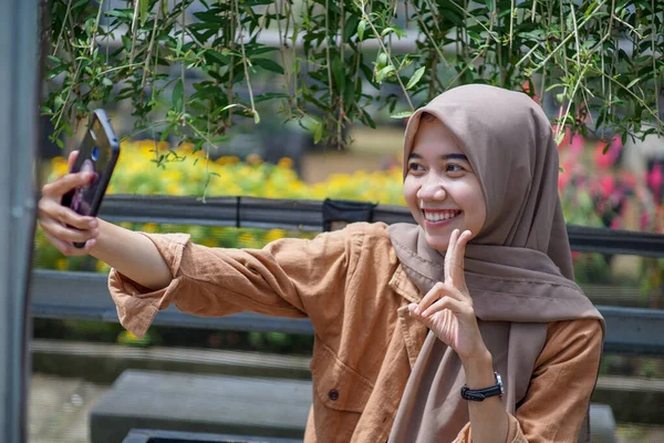 Piękna Azjatycka Muzułmanka Ubrana Nowoczesny Hidżab Robi Sobie Selfie Swoim — Zdjęcie stockowe