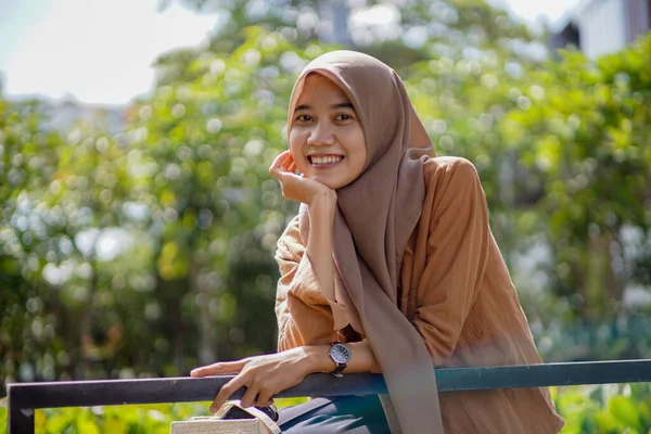 Uma Bela Mulher Asiática Vestindo Lenço Hijab Estilo Contemporâneo Senta — Fotografia de Stock