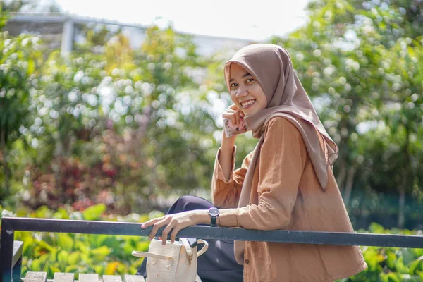 Een Mooie Aziatische Vrouw Het Dragen Van Een Hijab Sjaal — Stockfoto