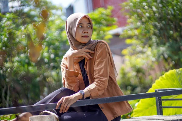 Una Hermosa Mujer Asiática Con Una Bufanda Hijab Estilo Contemporáneo —  Fotos de Stock