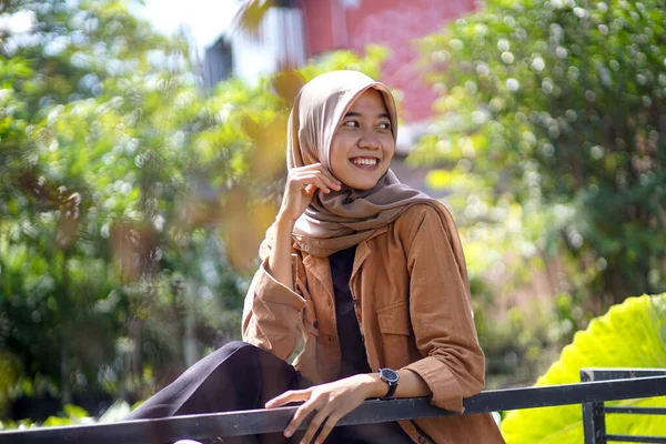 Uma Bela Mulher Asiática Vestindo Lenço Hijab Estilo Contemporâneo Senta — Fotografia de Stock