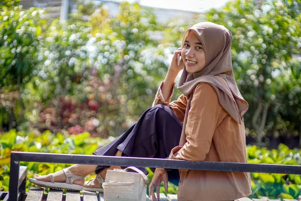 Eine Schöne Asiatin Mit Einem Hijab Schal Zeitgenössischem Stil Sitzt — Stockfoto