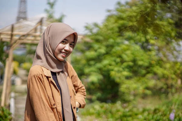 Potret Indah Asia Muslim Wanita Mengenakan Jilbab Modern Sangat Senang — Stok Foto