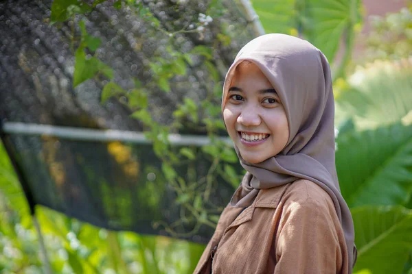 Portret Van Een Prachtige Aziatische Moslimvrouw Die Een Moderne Hijab — Stockfoto