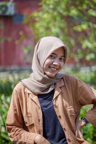 Porträtt Vackra Asiatiska Muslimska Kvinna Bär Modern Hijab Mycket Glad — Stockfoto