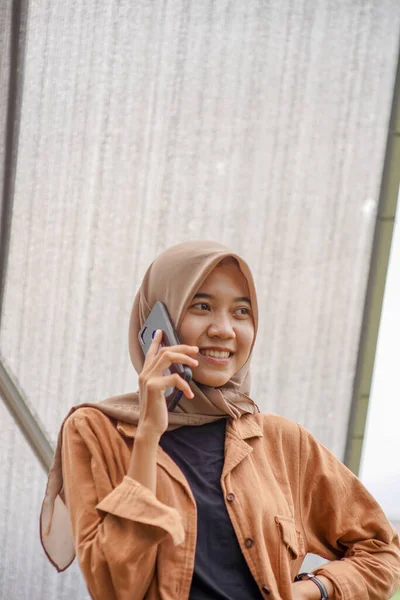 Vacker Asiatisk Kvinna Bär Modern Hijab Ringer Någon Med Smartphone — Stockfoto