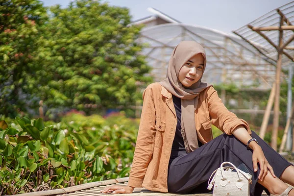 Портрет Красивой Азиатской Мусульманки Современном Хиджабе Сидящей Бамбуковом Мосту Саду — стоковое фото