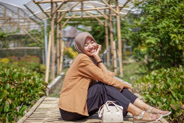 Potret Indah Asia Muslim Wanita Mengenakan Hijab Modern Duduk Taman — Stok Foto
