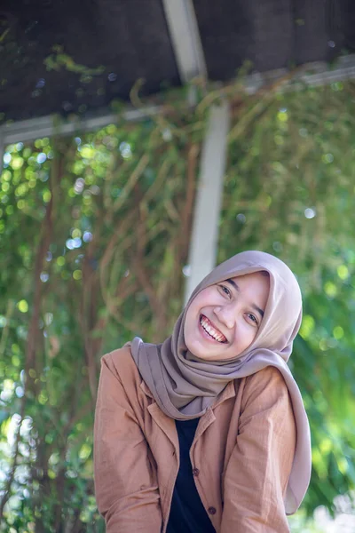 Porträtt Vacker Asiatisk Muslimsk Kvinna Klädd Modern Hijab Sitter Park — Stockfoto