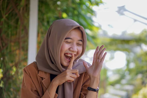 Aziatische Vrouw Hijab Met Gelukkige Uitdrukking Vinger Haar Mond Moslim — Stockfoto