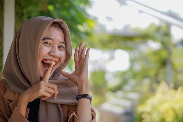 Ázsiai Hidzsábban Boldog Arccal Ujjal Száján Muszlim Hangosan Nevet — Stock Fotó