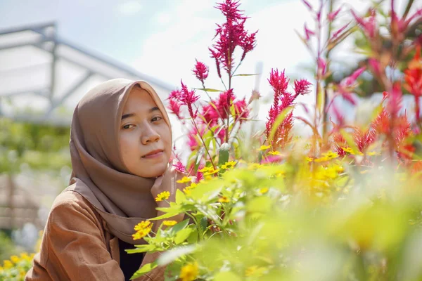 Bahçede Çiçek Tutan Modern Tesettürlü Güzel Asyalı Kadın Portresi Bitkileri — Stok fotoğraf