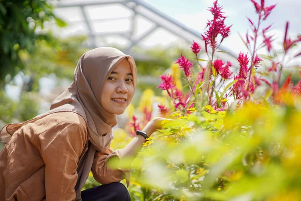 Porträtt Vacker Asiatisk Kvinna Modern Hijab Med Blommor Trädgården Muslimsk — Stockfoto