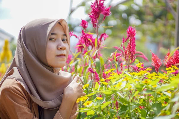 Retrato Hermosa Mujer Asiática Hiyab Moderno Sosteniendo Flores Jardín Una — Foto de Stock