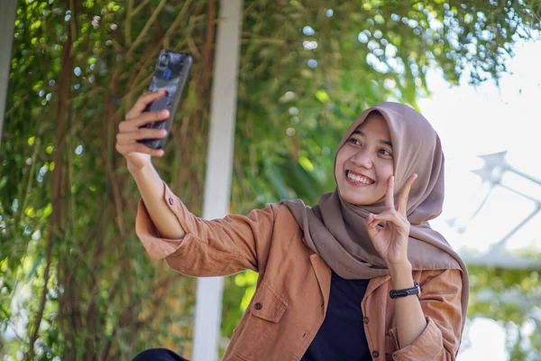 Bela Asiático Muçulmano Mulher Vestindo Moderno Hijab Está Tomando Selfie — Fotografia de Stock