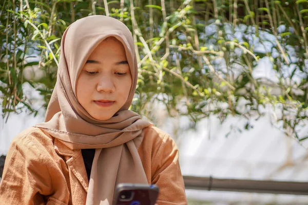 Modern Tesettür Takan Asyalı Kadın Parkta Akıllı Telefonunu Kullanarak Sosyal — Stok fotoğraf