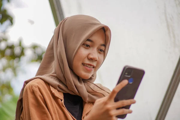 Aziatische Vrouw Draagt Moderne Hijab Spelen Van Sociale Media Met — Stockfoto