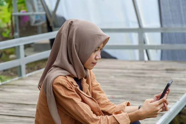 Azjatka Nowoczesnym Hidżabie Grająca Portalach Społecznościowych Pomocą Smartfona Parku — Zdjęcie stockowe