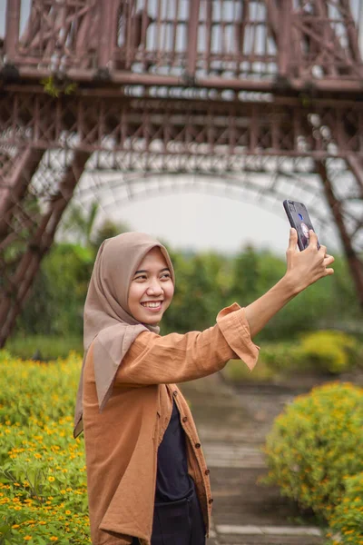 Mujer Asiática Que Usa Hijab Moderno Está Tomando Selfie Jardín — Foto de Stock