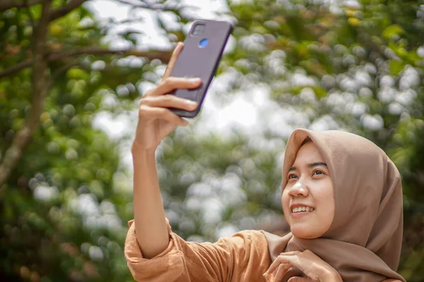 Mujer Asiática Que Usa Hijab Moderno Está Tomando Selfie Jardín —  Fotos de Stock