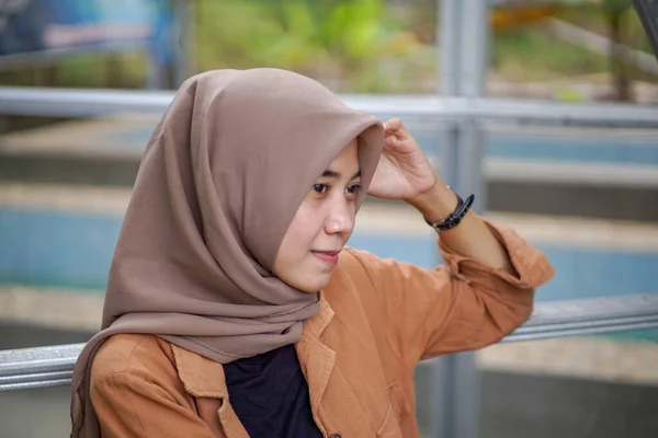 Close Tiro Mulher Asiática Vestindo Hijab Moderno Sentado Com Mão — Fotografia de Stock