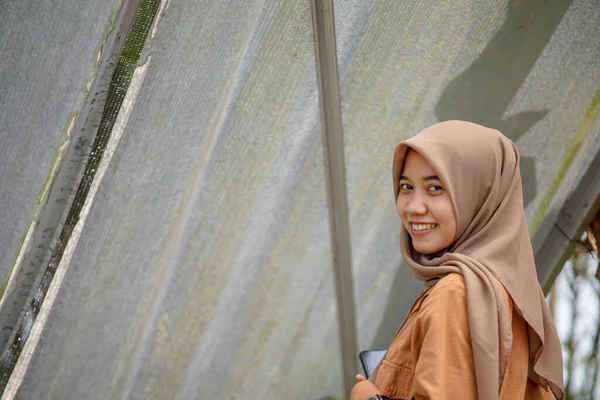 否定的な空間で庭のモダンなヒジャーブのドレスで美しいイスラム教徒のアジアの女性 — ストック写真
