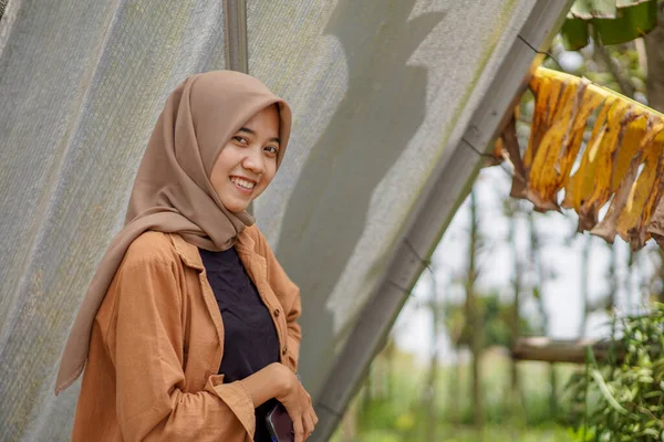 Mooie Moslim Aziatische Vrouw Moderne Hijab Jurk Tuin Met Negatieve — Stockfoto