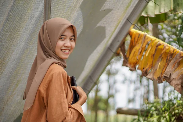 Krásný Muslim Asijské Žena Moderní Hidžáb Šaty Zahradě Negativním Prostorem — Stock fotografie