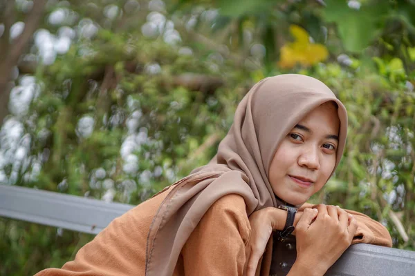 Красивая Мусульманская Азиатка Современном Хиджабе Сидит Опирается Забор Нержавеющего Сада — стоковое фото