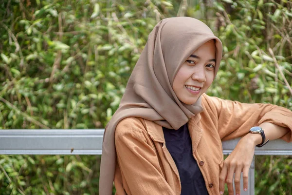 Wanita Muslim Asia Yang Cantik Dengan Pakaian Jilbab Modern Duduk — Stok Foto