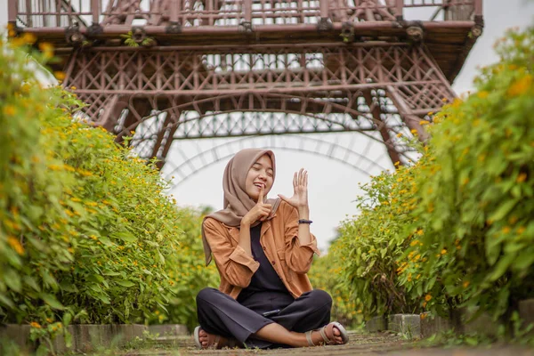 Krásná Muslimská Asijská Žena Moderním Hidžábu Oblečení Sedí Uprostřed Květinové — Stock fotografie