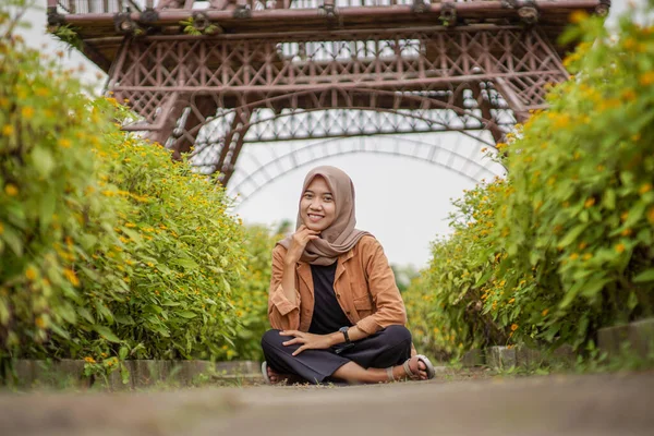 Bela Muçulmano Asiático Mulher Moderno Hijab Roupas Sentado Meio Flor — Fotografia de Stock