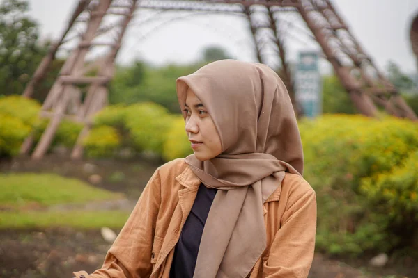 Close Shot Beautiful Asian Muslim Woman Modern Hijab Clothing Sitting — Fotografia de Stock