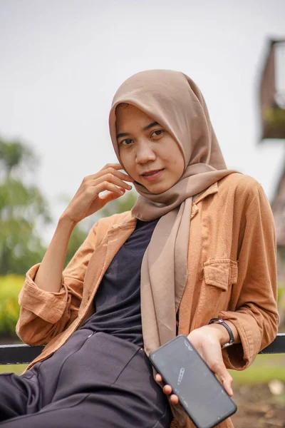 Close Shot Van Mooie Aziatische Moslim Vrouw Moderne Hijab Kleding — Stockfoto