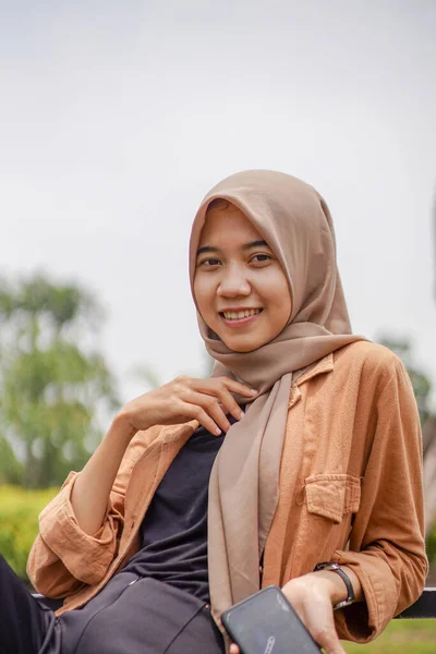 Primer Plano Tiro Hermosa Asiático Musulmán Mujer Moderno Hijab Ropa —  Fotos de Stock